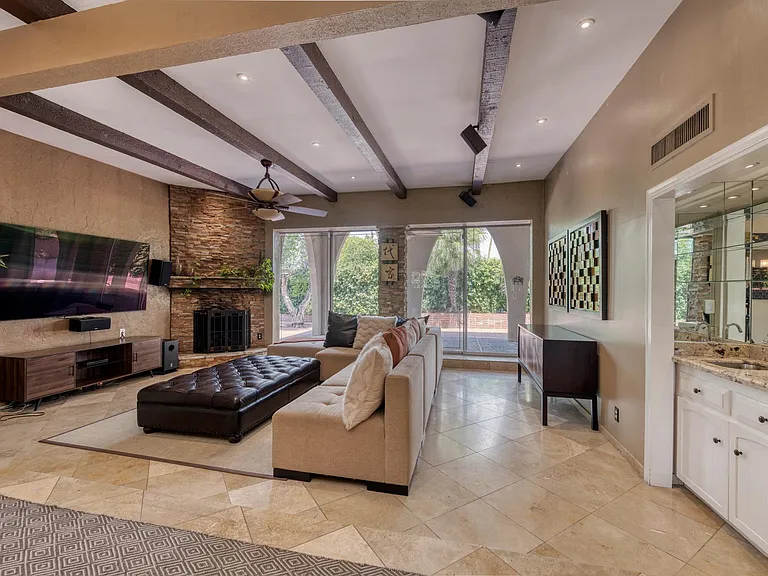 Living Room - Wet Bar