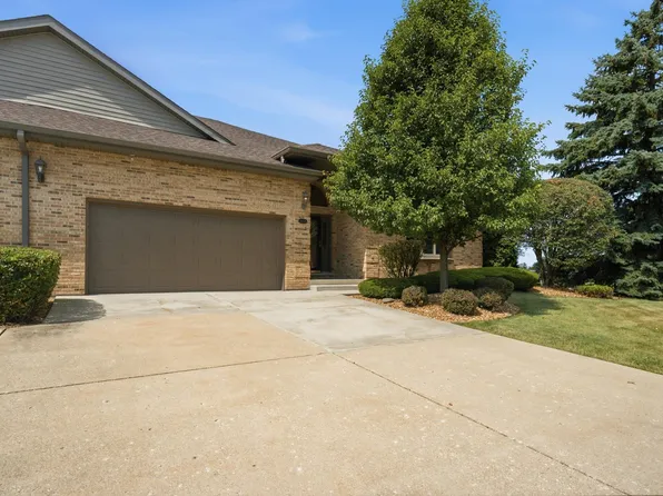 20700 Hunt Club Dr, Frankfort, IL 60423