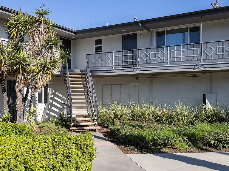 Crenshaw Manor — Photo 28
