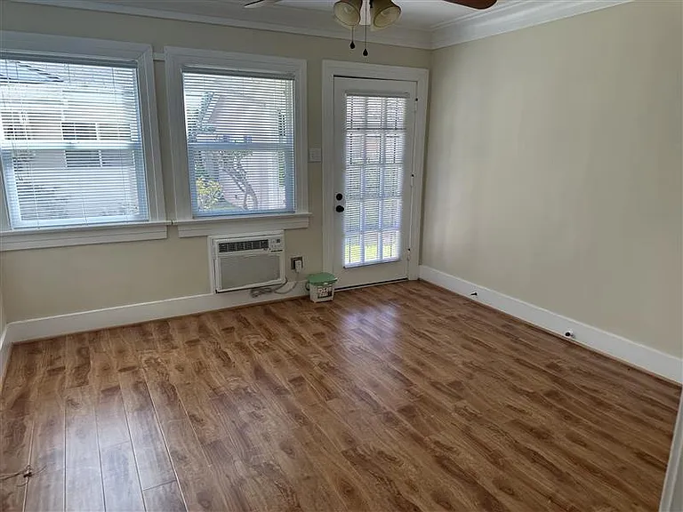 2831 Rowena Ave — Photo 2