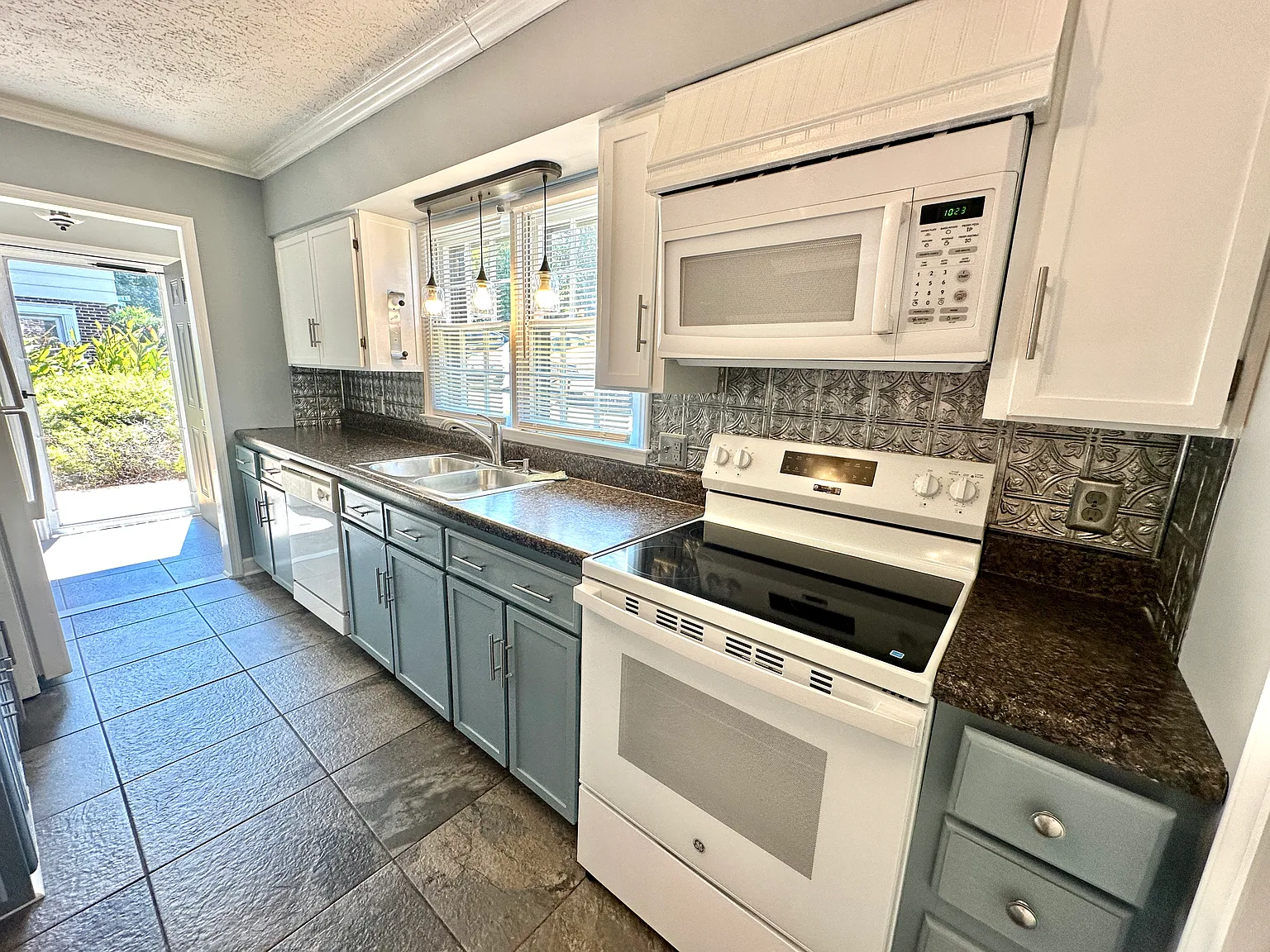 3 bed, 2.5 bath, 1656 sqft, $1,495 — Photo 4
