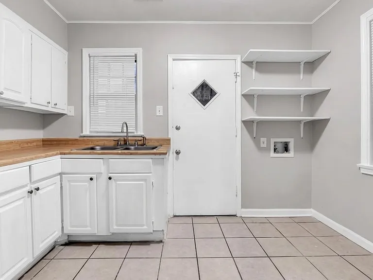 1017 Gordon St — Photo 7