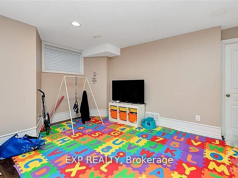 535 Salzburg Dr — Photo 24