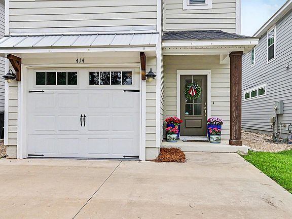 3rd image of 414 Grand Oaks Rd