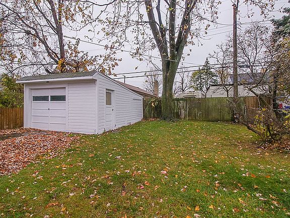 4th image of 19530 Tyronne Ave