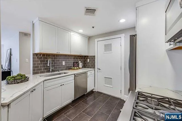 1100 Clinton St — Photo 12