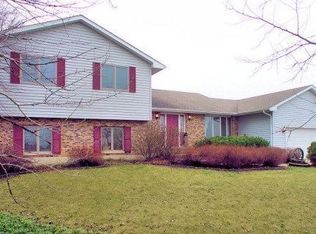 8123 E Sandwich Rd, Hinckley, IL 60520