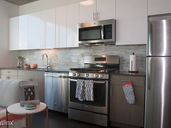 3rd image of 501 N Milwaukee Ave