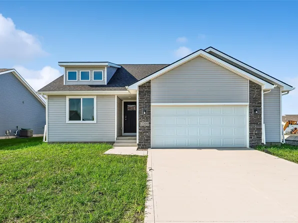 2209 White Oak Ln, Granger, IA 50109
