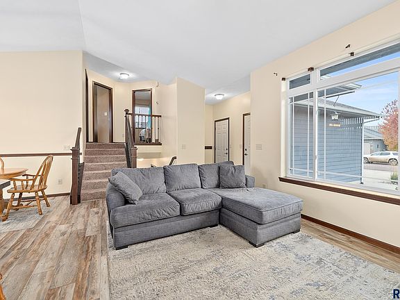 5th image of 415 Adrianna Ave