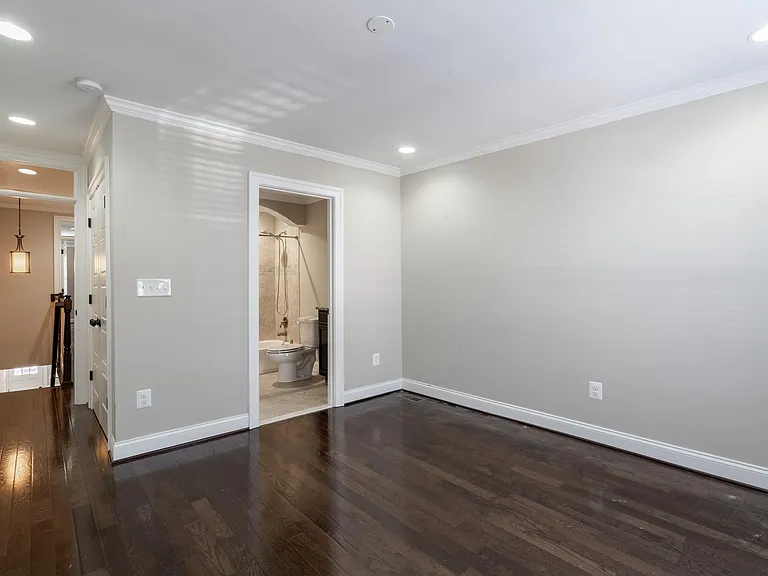 922 S Clinton St — Photo 6