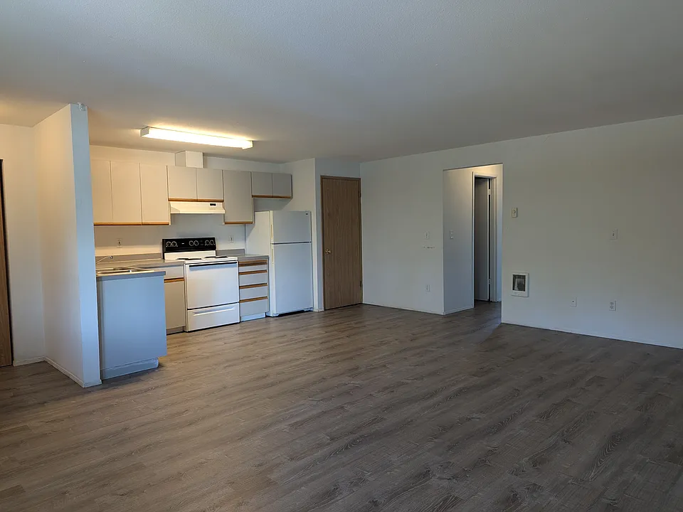 621 Sunset Ave NE #202