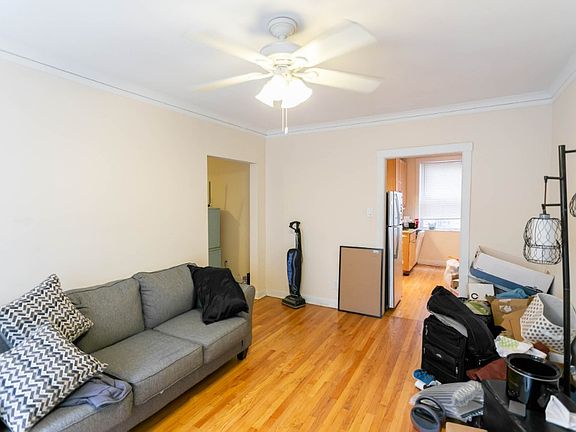 2nd image of 7644 N Greenview Ave APT 2E