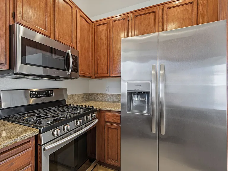 2338 Huntington Dr — Photo 5