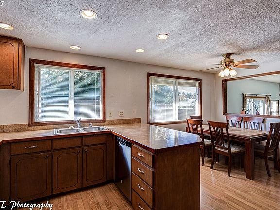 4th image of 4506 NE Wildrose Dr