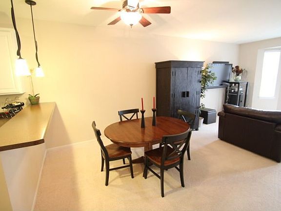 Dining Area with Breakfast Bar