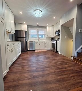 5th image of 909 S Dryden Pl