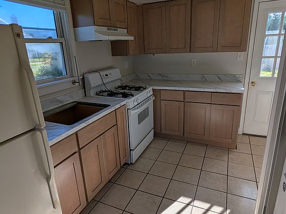 3rd image of 444 Colonial Rd
