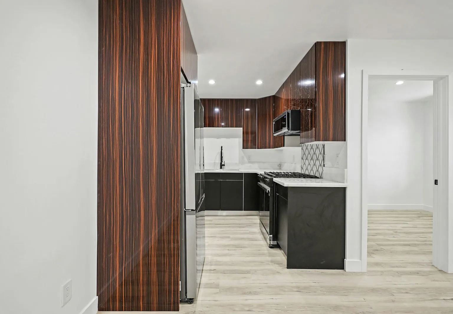 111 Normandie Avenue, Unit 9 — Photo 3