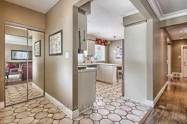 28 Collins Cres #UPPER — Photo 3