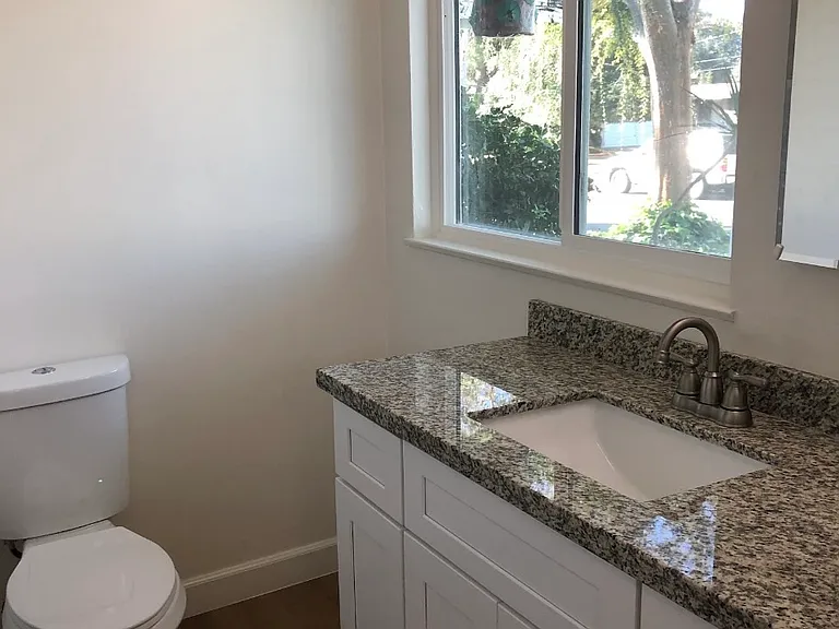 2519 Larchmont Ave — Photo 6