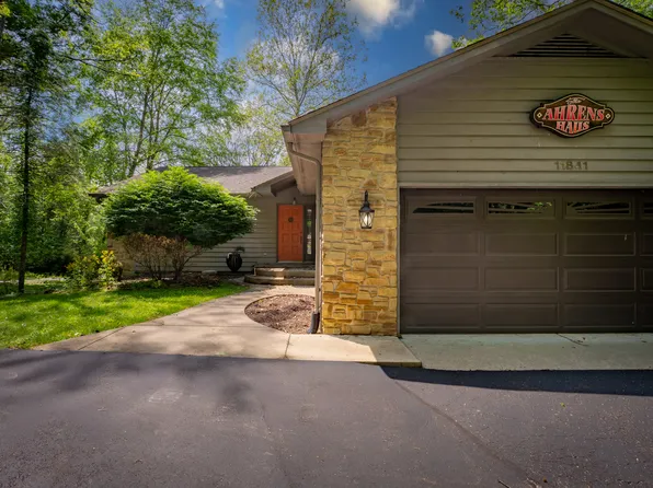 11841 W Grandview Dr, Columbus, IN 47201