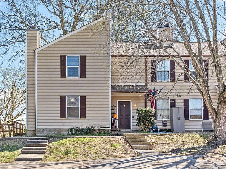 Kingsbury Dr - 923 — Photo 3