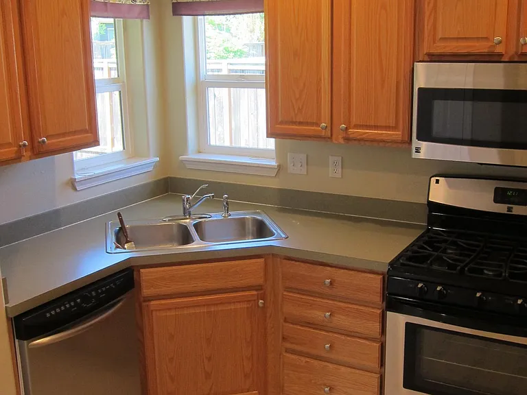 2108 NW Violet Ave — Photo 3