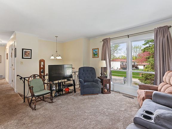 4th image of 2223 Evergreen Ln