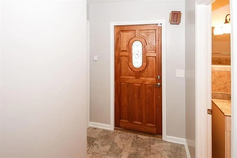 7 bed, 4.5 bath, 3226 sqft, $3,950 — Photo 3