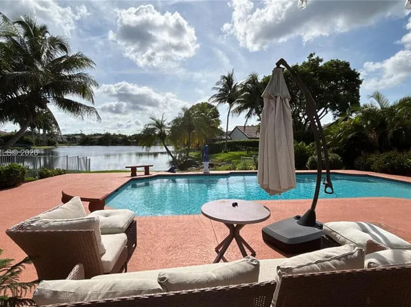 635 SW 200th Ter, Pembroke Pines, FL 33029
