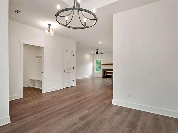 5th image of 218 Clay St