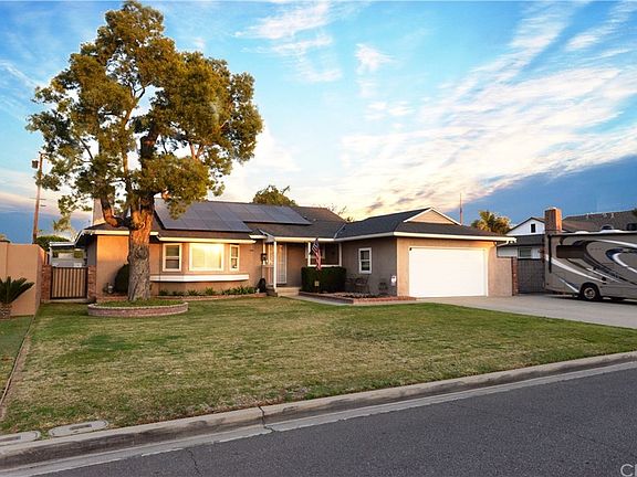 3rd image of 722 S Holly Pl