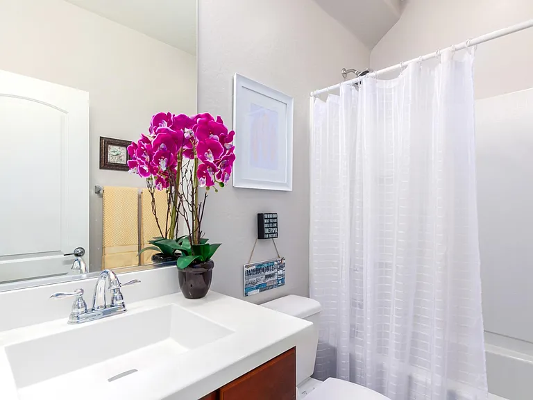 Downstairs full bath with shower tub combination.
