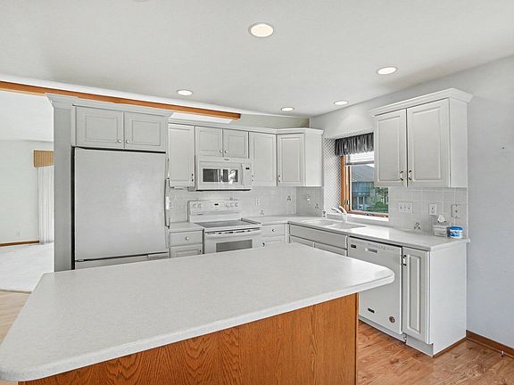 4th image of 233 Parkside Dr
