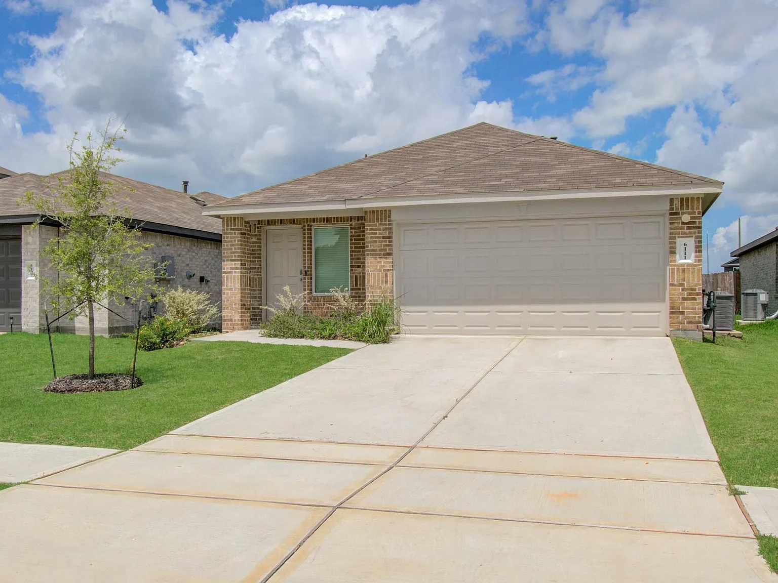 3 bed, 2.0 bath, 1586 sqft, $2,300 — Photo 2