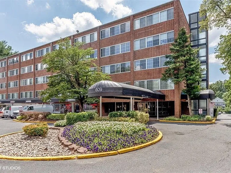 Broadfalls Main Entrance