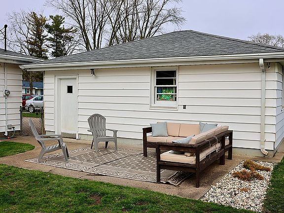 4th image of 1445 Princeton Rd