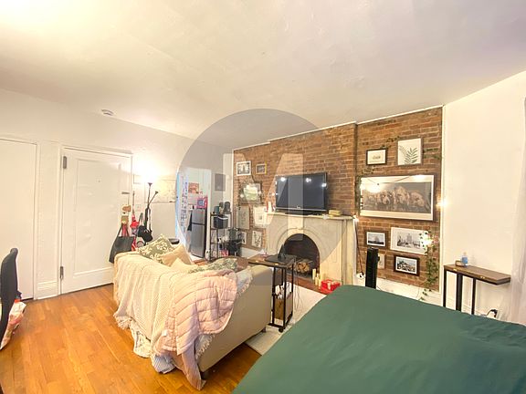 3rd image of 134 W 46th St APT 4