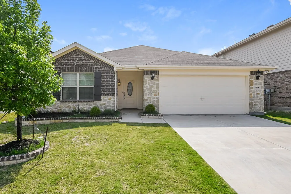 3 bed, 2.0 bath, 1876 sqft, $2,290 — Photo 1