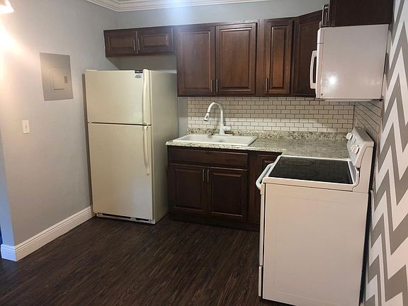 2nd image of 806 NE 16th Pl APT 8