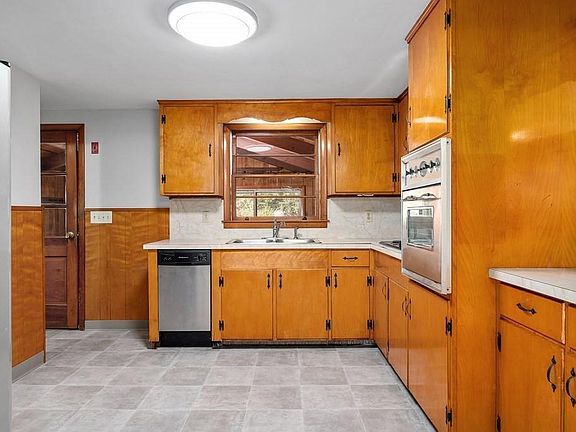 3rd image of 152 Oakhill Ave