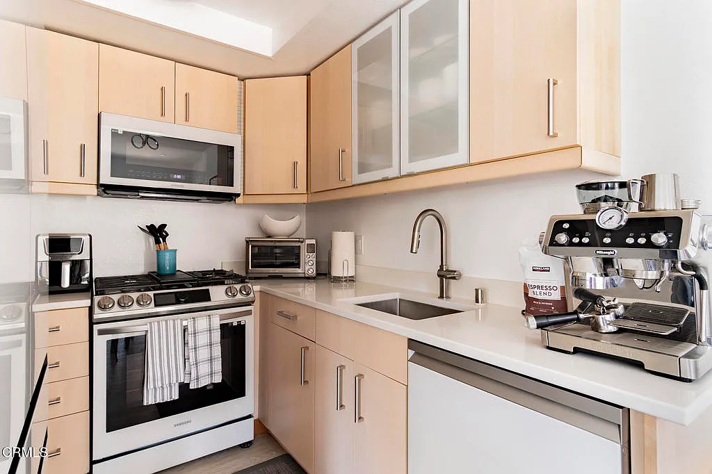 2 bed, 2.0 bath, 868 sqft, $4,600 — Photo 2