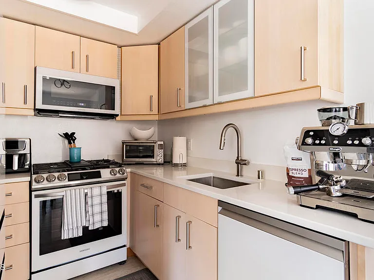 1340 E Hillcrest Dr #6 — Photo 3