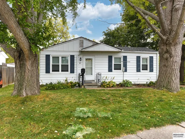 763 Cole Creek Cir, Omaha, NE 68114