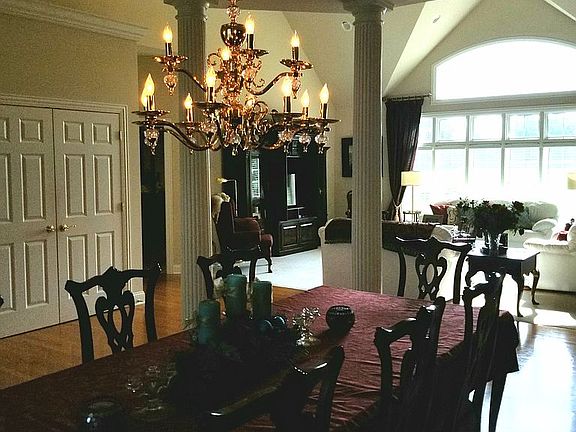 5th image of 933 Royal Dublin Ln
