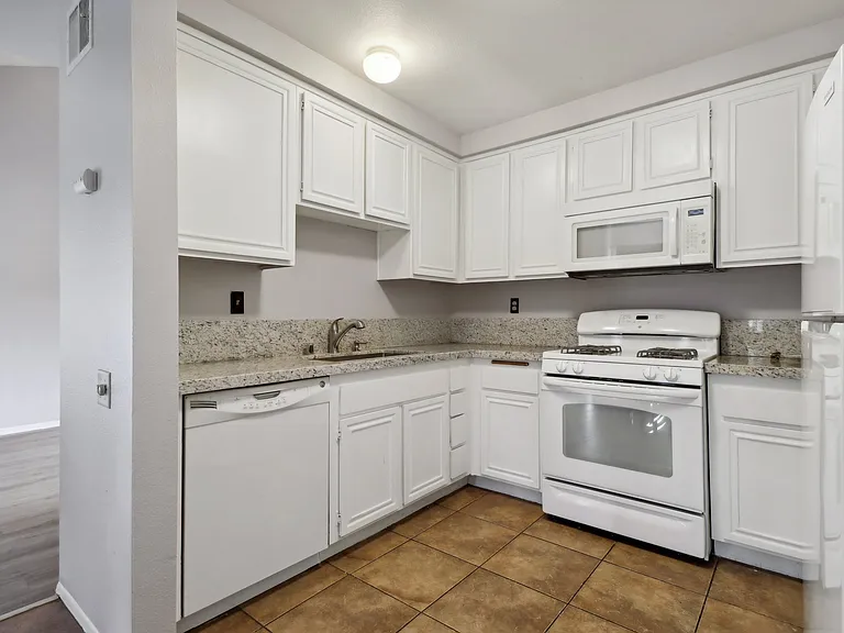24686 Golfview Dr — Photo 9