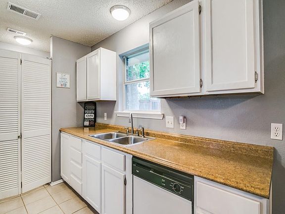 3rd image of 601 Baldwin St