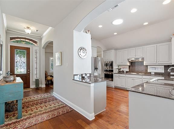 4th image of 724 Pelican Hills Dr