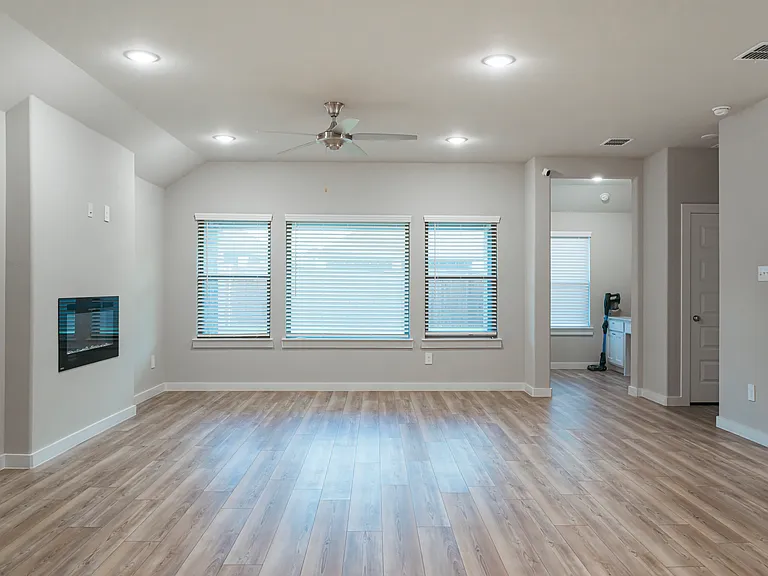 318 Waters Ridge Dr — Photo 5